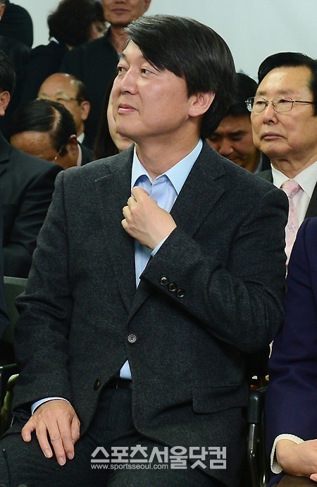 [SS포토]옷 매무새 가다듬는 안철수