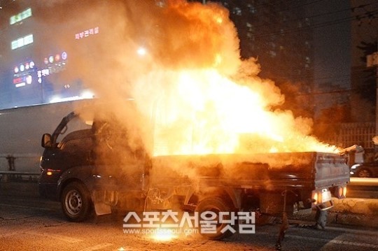 [SS포토]고척교 인근 화물차 적재함 화재 발생