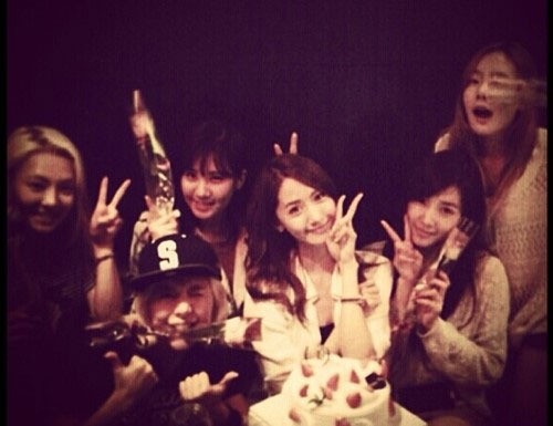 윤아 생일 축하 사진 화제, 눈부신 미모 여전해!