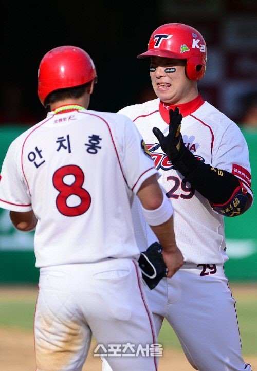 [SS포토]1회 쓰리런에 미소 가득한 나지완