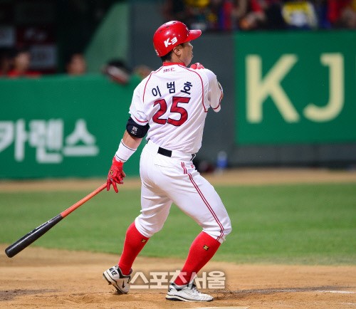 [SS포토]추격 불씨 꺼뜨리는 2점포 이범호