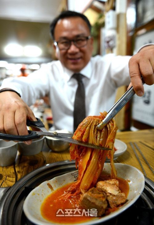 [고기박사 최계경의 육도락기행]돼지고기와 김치찌개의 앙상블, 서대문 한옥집 김치찜.