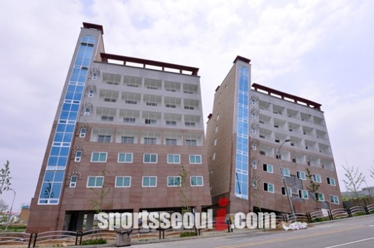 [SS포토] 붕괴 위기에 놓인 아산테크노밸리의 한 오피스텔