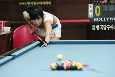 레이싱 모델들의 화끈한 포켓볼 대회 더위야 가라