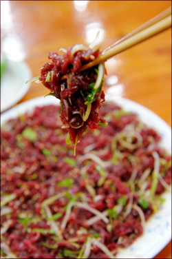 [김형우 기자의 군청앞 맛집] 영천 편대장 영화식당