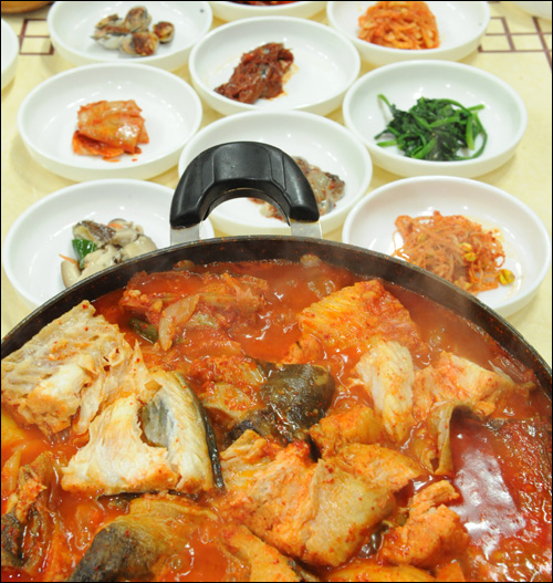 [김형우 기자의 군청앞 맛집] 속초 야! 삼정식당 장치 찜
