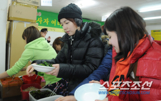 [포토] 티아라 화영 반찬을 맛깔나게 담아야죠