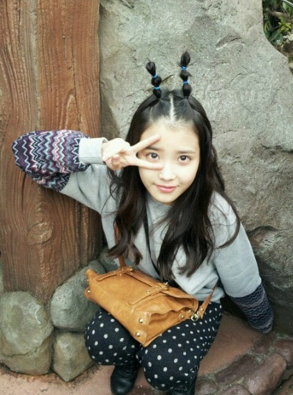 디즈니랜드 간 아이유, 깜찍 야자수 머리 악 귀여워~