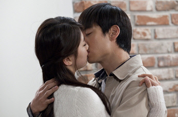 건축학개론, 삭제됐던 수지-이제훈의 키스신 공개