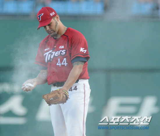 [포토] KIA 앤서니, 공 던지기 전에 로진백 샤워?