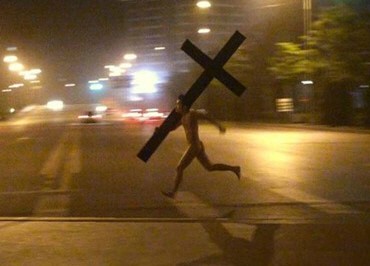 한밤중 알몸으로 십자가 들고 뛰는 남성의 정체는?