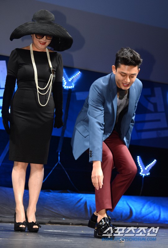 [포토] 유아인, 엄마 왕반지 줍는 착한 아들