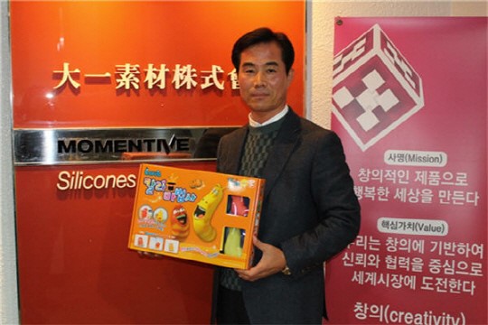 굳지 않는 클레이 장난감 아이실리콘(주)의 칼라마법사 라바세트, 크리스마스 선물로 인기