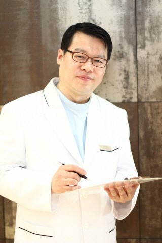 헤어라인 모발이식 수술 받는 남성들, 헤어스타일 때문에