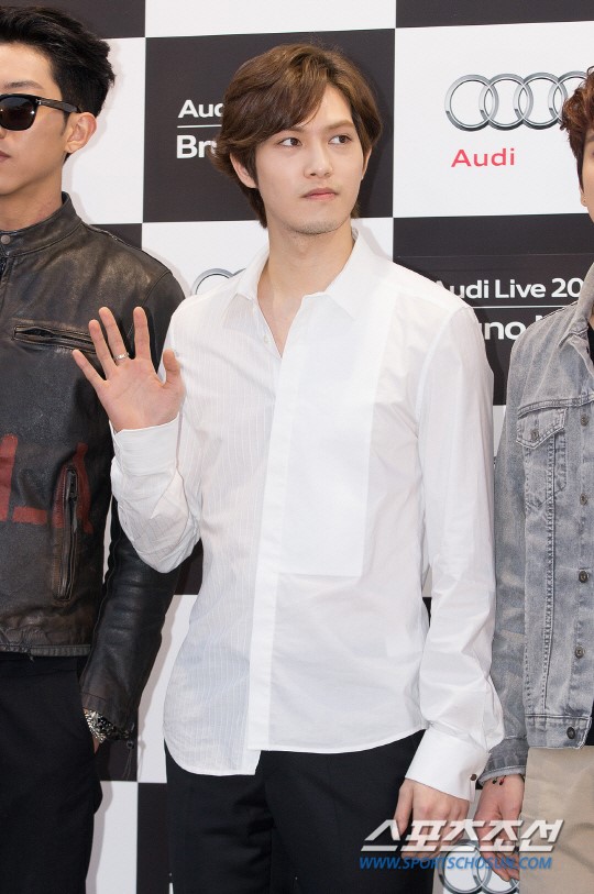 [포토] 씨엔블루 이종현, 셔츠만 입었을 뿐인데~