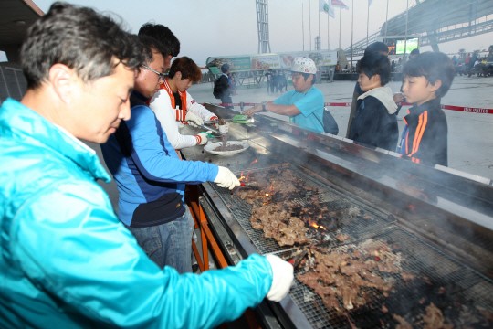흑돼지와 말고기 굽는 제주월드컵경기장
