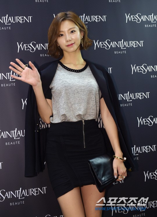 [포토] 박수진, 단발머리에 시크한 손인사