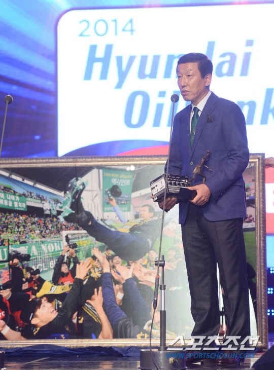 [포토] 스포츠 사진기자들에게 베스트 포토상 받는 최강희 감독