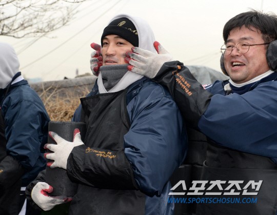 [포토] 홍성흔, 얼굴에 연탄화장!