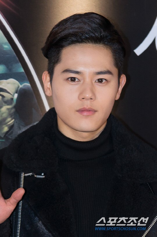 [포토] 제국의아이들 동준, 남자 피부가 이리도 매끈할수가~