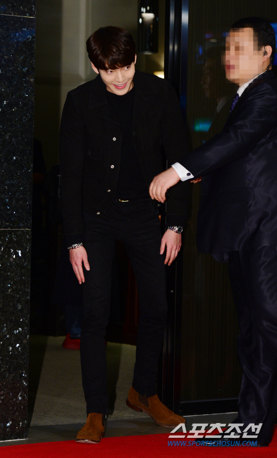 [포토스토리] 인사맨 김우빈, 등장부터 마지막까지, 화려한 인사 퍼레이드
