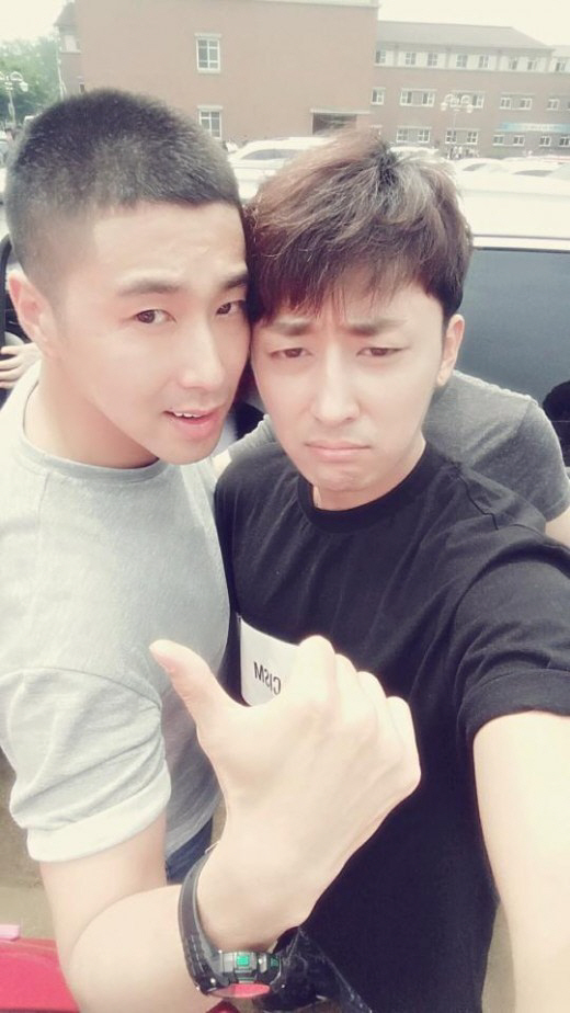 유노윤호 입대 모습 포착, 절친 손호준 동행 짧은 머리 잘 어울리는 듯