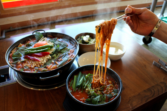[천안 맛집] 혼을 담은 맛…민물매운탕-어죽 전문점 호수매운탕