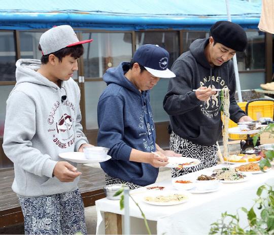 “만재도 뷔페 오픈” 삼시세끼 멤버들 ‘마지막 식사’