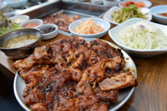 생고기 돼지갈비의 식감이 살아 있는 맛집 청수장