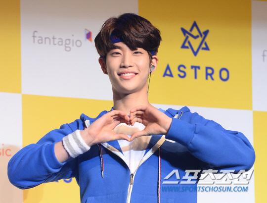 [포토] 아스트로 엠제이 사랑스러운 하트 날리며