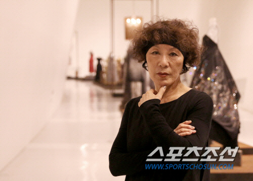 [인터뷰] 한혜자 명예 디자이너, 자연의 촉각이 느껴지는 아트 투 웨어의 세계로