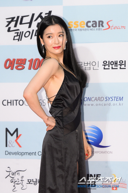 [포토] 지안 파격적인 드레스 선보이며