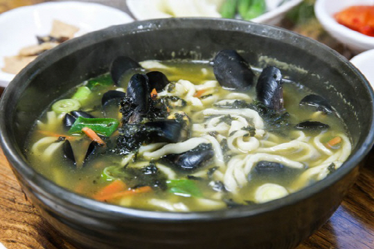 제주 협재 여행, 눈과 입 즐겁게 하는 토속음식 보말칼국수 맛집 인기