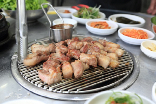 제주도 현지인들이 추천하는 중문 흑돼지 맛집 제주흑도새기, 숯불향 그윽한 흑돼지 맛 일품