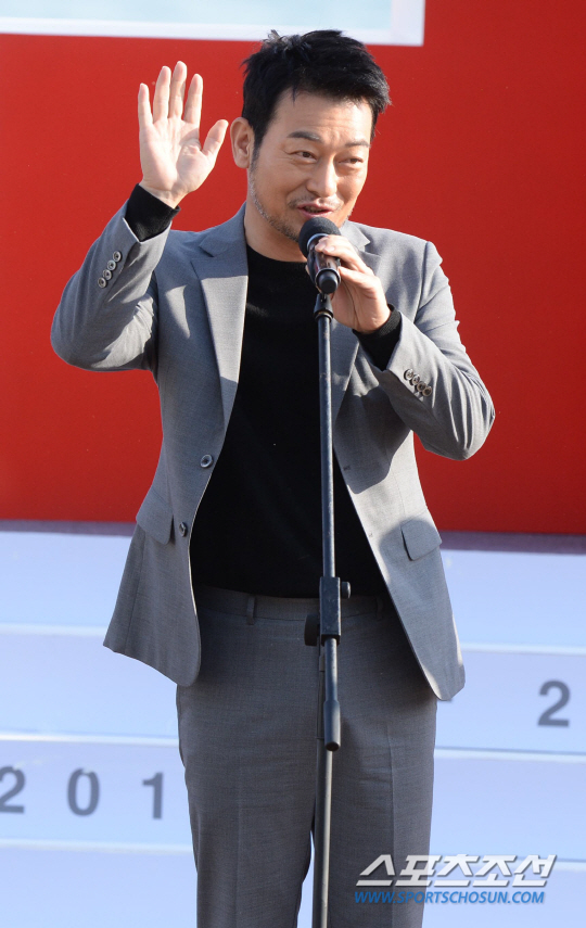 [포토] 조성하, 뜨거운 인기에 놀랐어요~