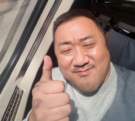 ‘마블리’ 마동석, 귀여운 엄지 척 “무대 인사 가요”