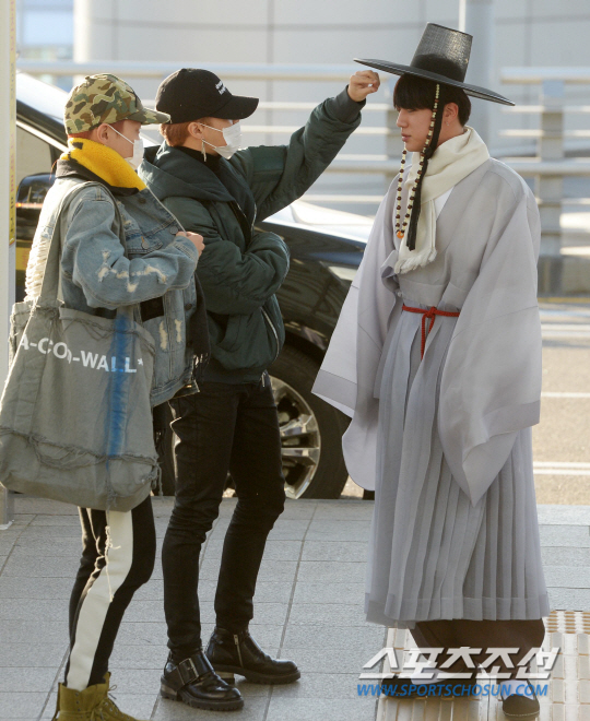 [포토] 방탄소년단 지민, 다정한 손길~