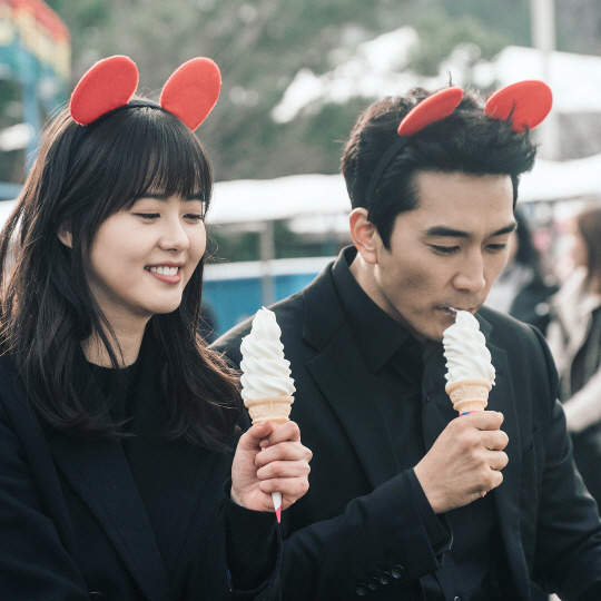 귀요미 커플…블랙 송승헌X고아라, 놀이공원 데이트
