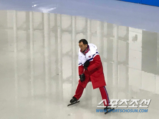 [평창]윤 철 北쇼트트랙 감독, 공식훈련서 첫 스케이트 신고 지도…퍽 직접 놓기도