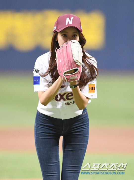 [포토] 박지영 아나운서 진지한 눈빛 시구