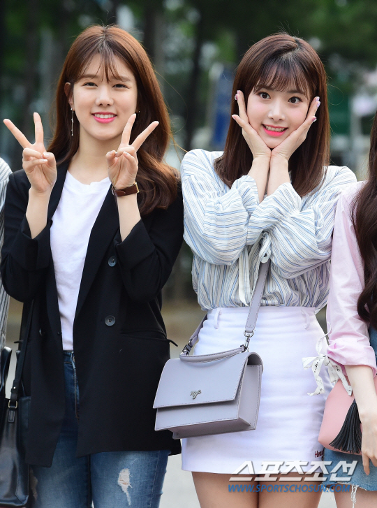 [포토] 유니티 양지원-현주, 팬들 환호에 더욱더 귀엽게~