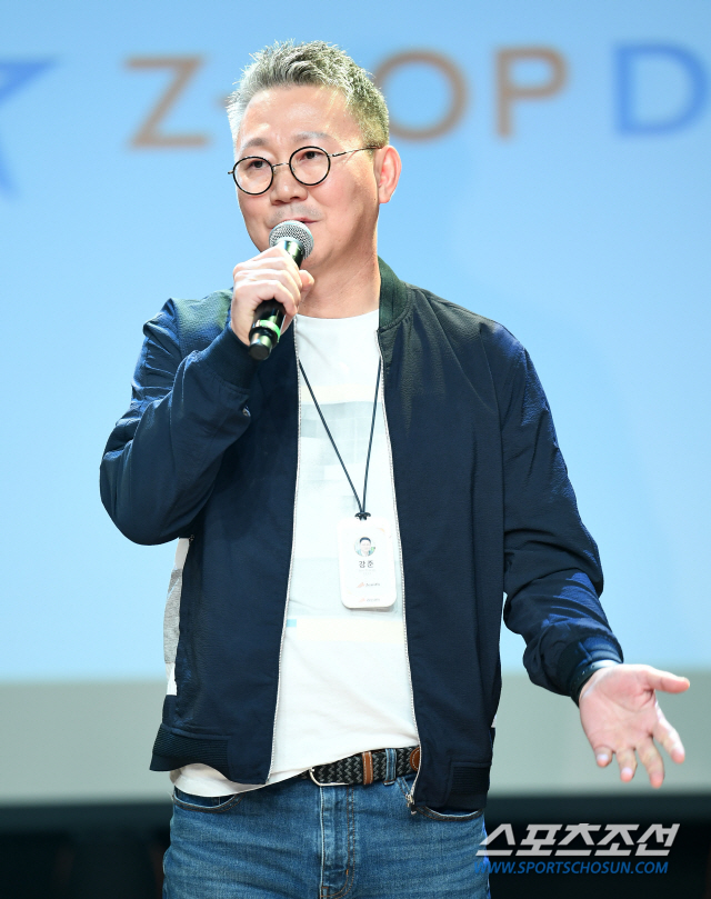 [포토] 인사말 하는 강준 프로듀서
