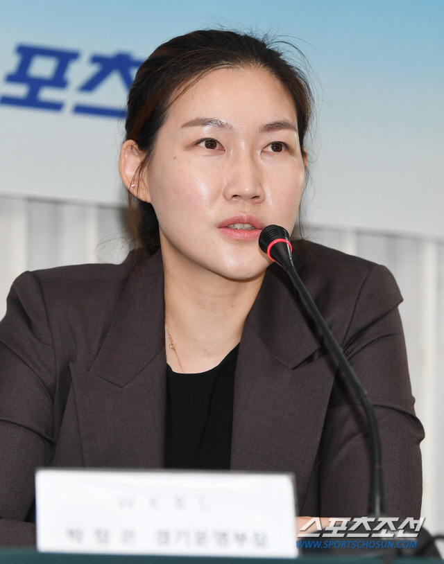 [포토] 제5회 한국농구발전포럼, 토론하는 박정은 패널