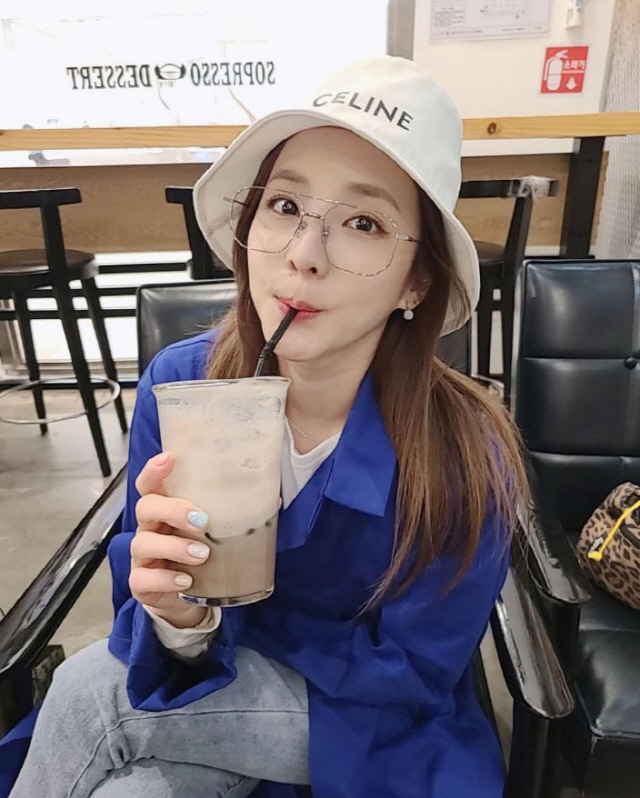 산다라박, 38살 중 최고 동안…쇼핑 하다가 민트초코 마시는 여친짤st