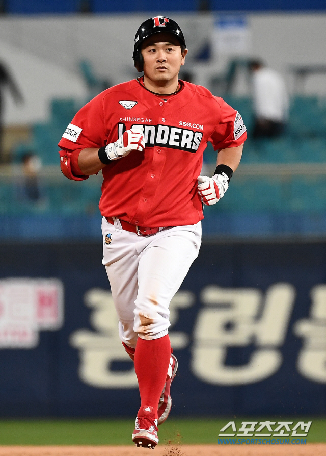 [포토] 추격의 스리런포 SSG 최주환
