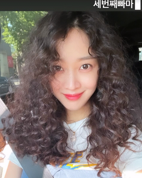 조보아, 뽀글 파마에도 살아남은 미모…헤어의 완성은 얼굴