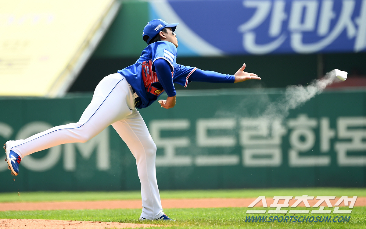 [포토] 원태인 로진백 받아