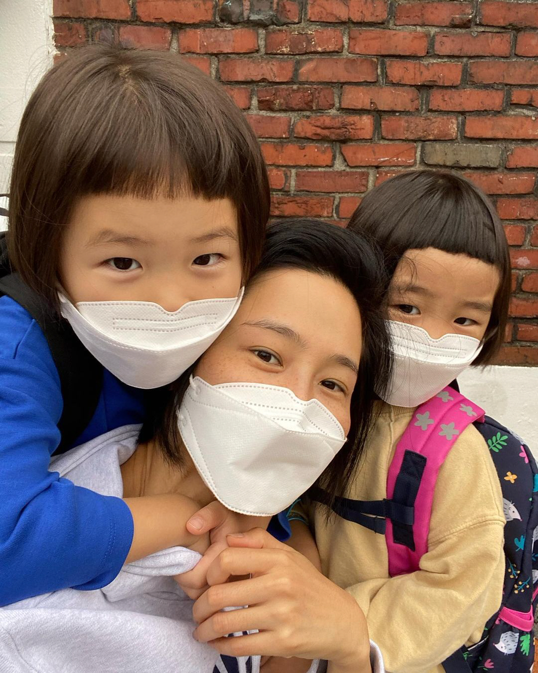 싱글맘 김나영, 子신우·이준과 꼭 끌어안고 행복...손 꼭 잡은 단발머리 형제 훈훈
