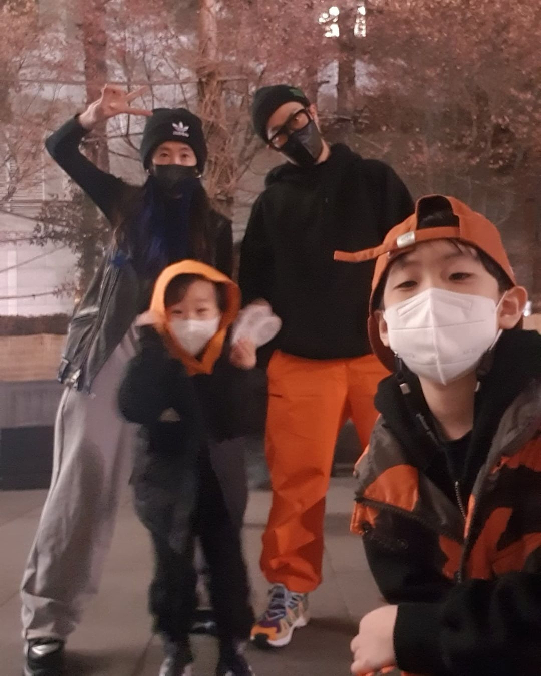 별♥하하, 붕어빵 두 아들과 힙한 패밀리룩 엄빠 사진 찍게 좀...