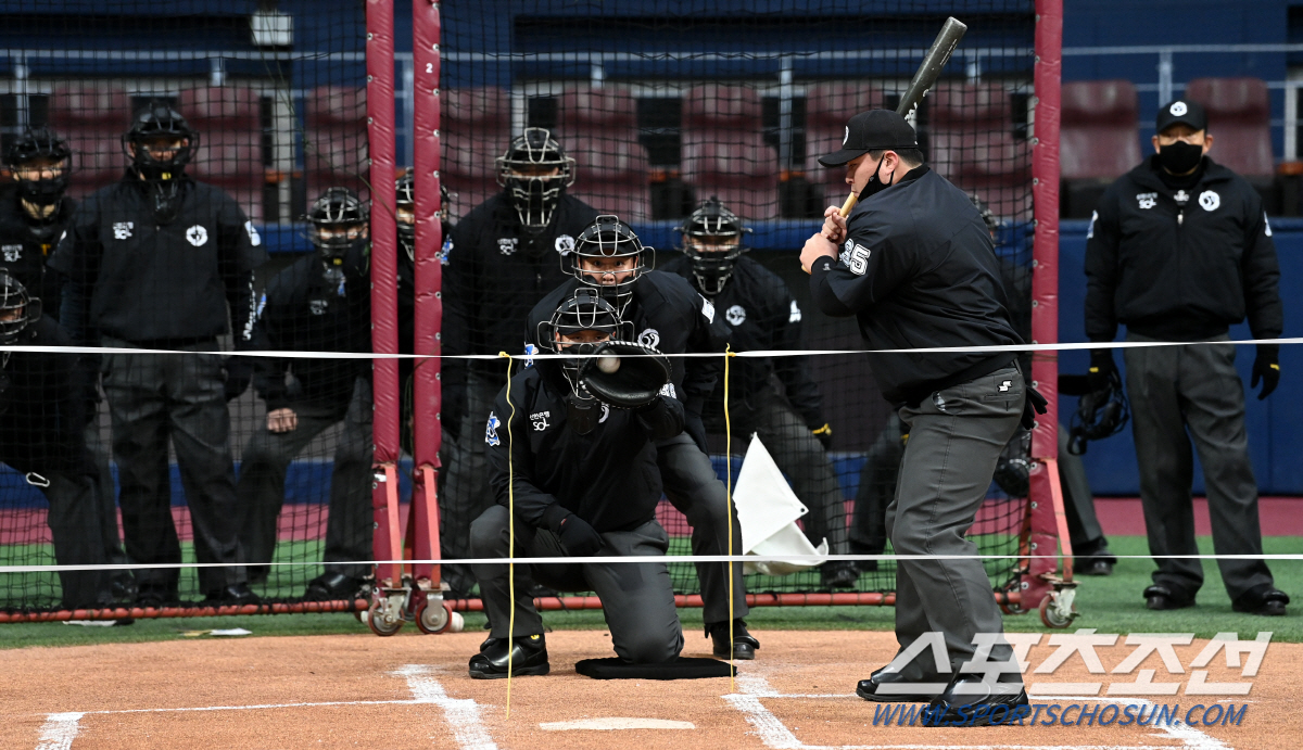 [포토] 바뀐 스트라이크 존 적응을 위한 KBO 심판들의 훈련